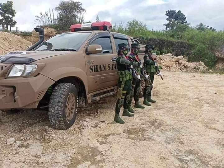 缅甸北掸邦军女兵耍帅,带三棱刺刀的56冲很抢眼_手机搜狐网