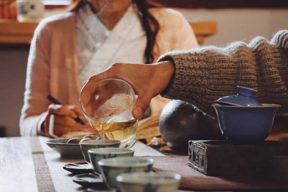 泡茶是一件讲究的事情一次良好的赏茶体验需要泡茶者专心用心