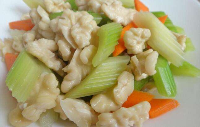 补脑核桃仁搭配高纤维西芹核桃仁凉拌西芹快手凉拌素菜