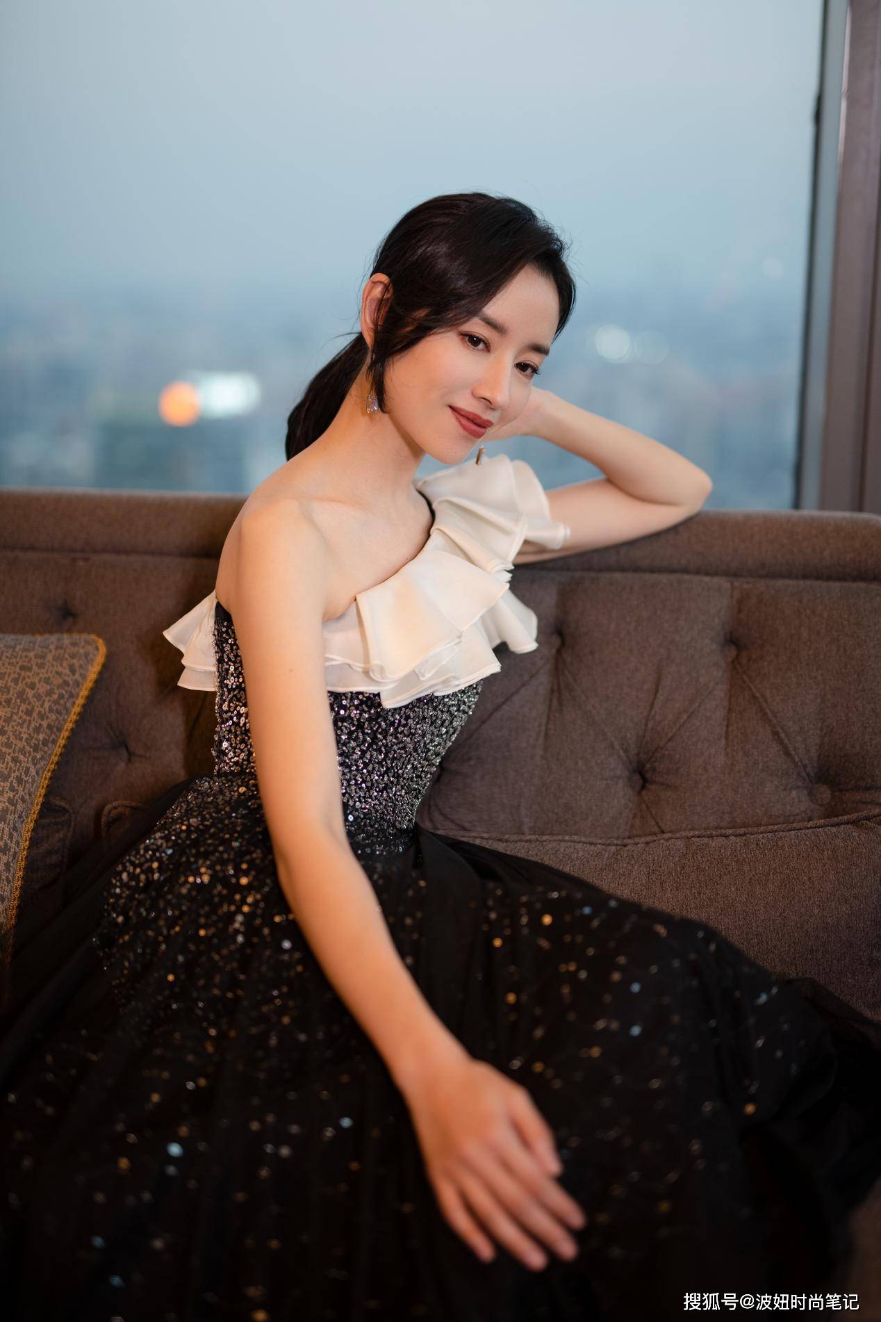 40岁董洁气质真好,穿荷叶边亮钻裙走t台自信从容,美出国际范_手机搜狐