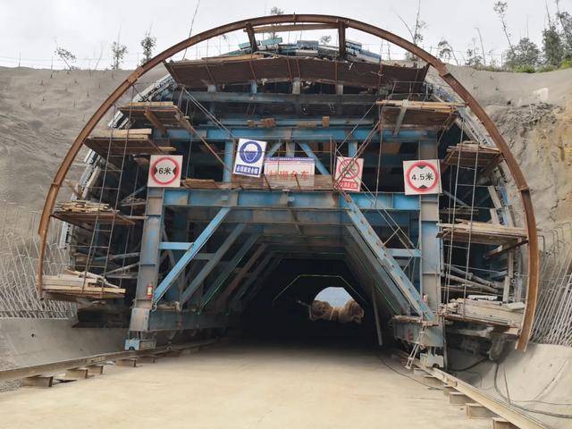 弥蒙铁路全线首座隧道通了