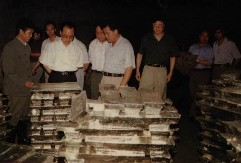 黎东明曾经是高中老师,他生活非常简朴,平常总是穿着一双凉鞋以及十几