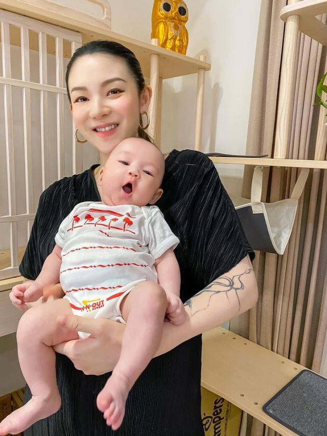 幸运的是欧阳靖还有疼爱自己的妈妈,愿意替她分担照顾孩子的苦和累