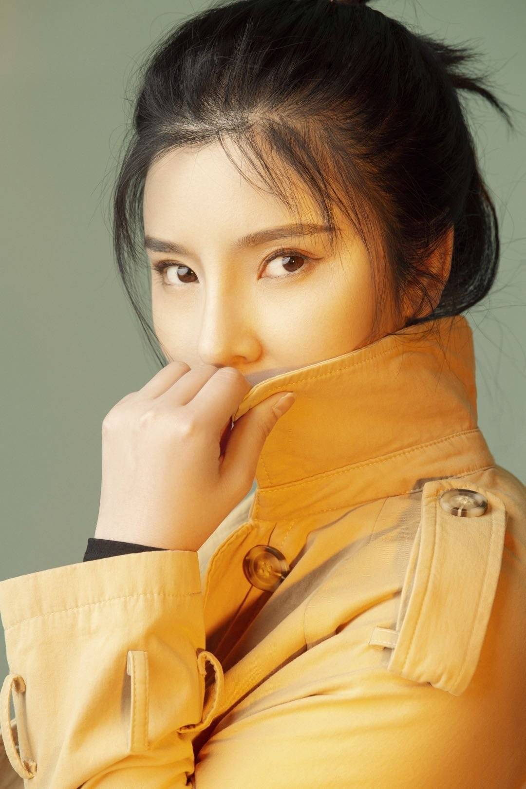 在新闻发布会的现场,凤儿与青年歌手任肖与媒体朋友和歌迷粉丝热情