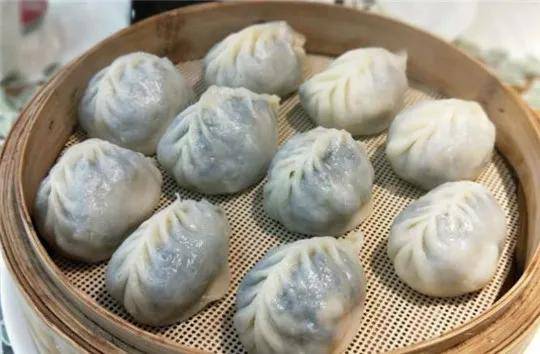 吃遍大连-够香够味,烫面的蒸包,满满的海菜鲜