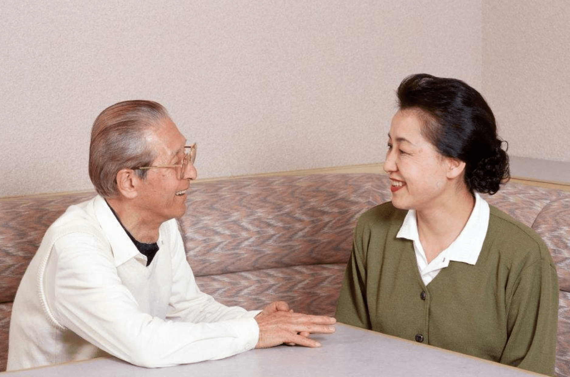 2位69岁退休老人的忠告存钱是生活的根本更是养老的尊严