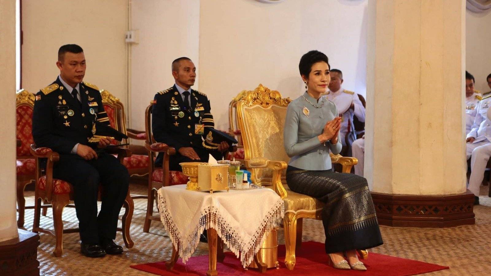 泰王贵妃"光脚"跪拜,拂柳细腰芊芊玉足,惹婆婆怜惜获赠蓝宝石_手机