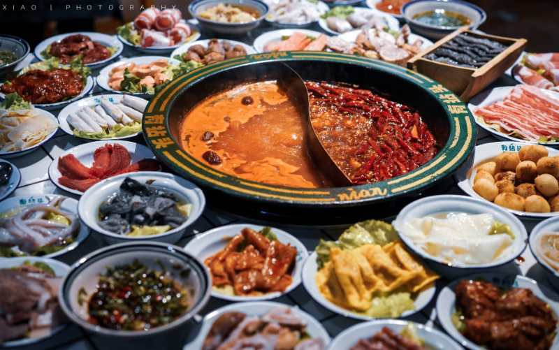 火锅,把臂共话,洋溢着热烈融洽的气氛,适合了大团圆这一中国传统文化