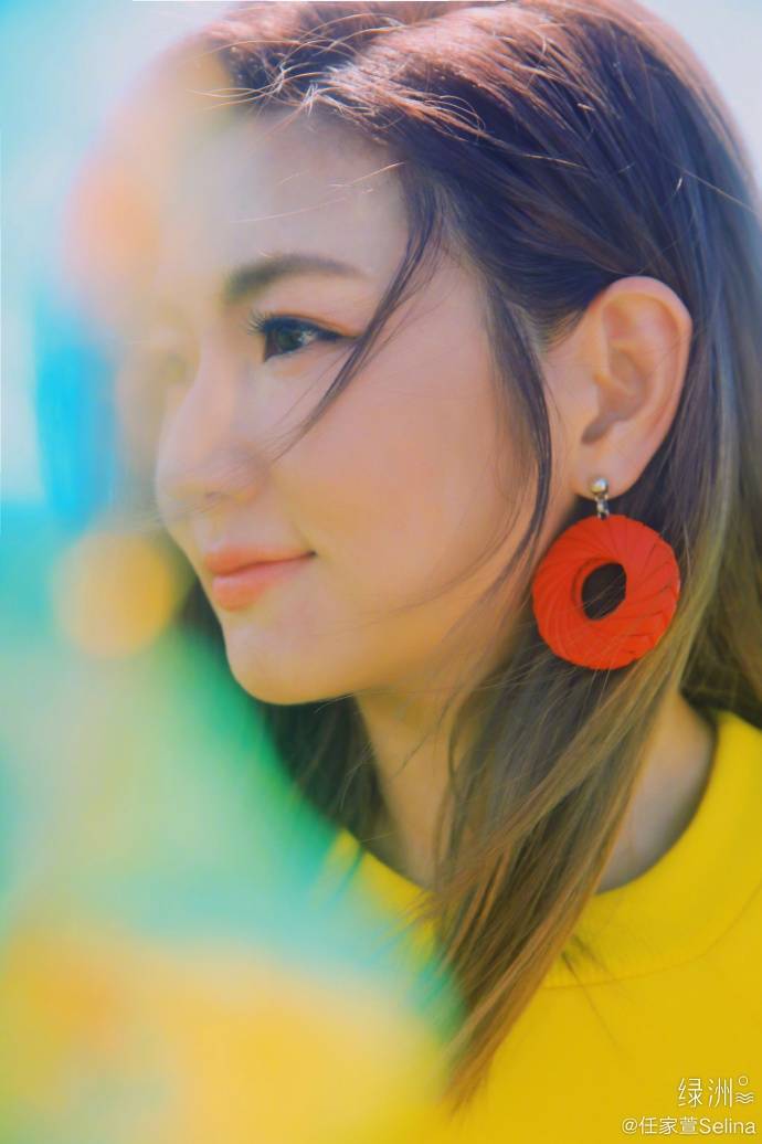 selina穿柠檬黄卫衣清新灵动 置身薰衣草丛显梦幻