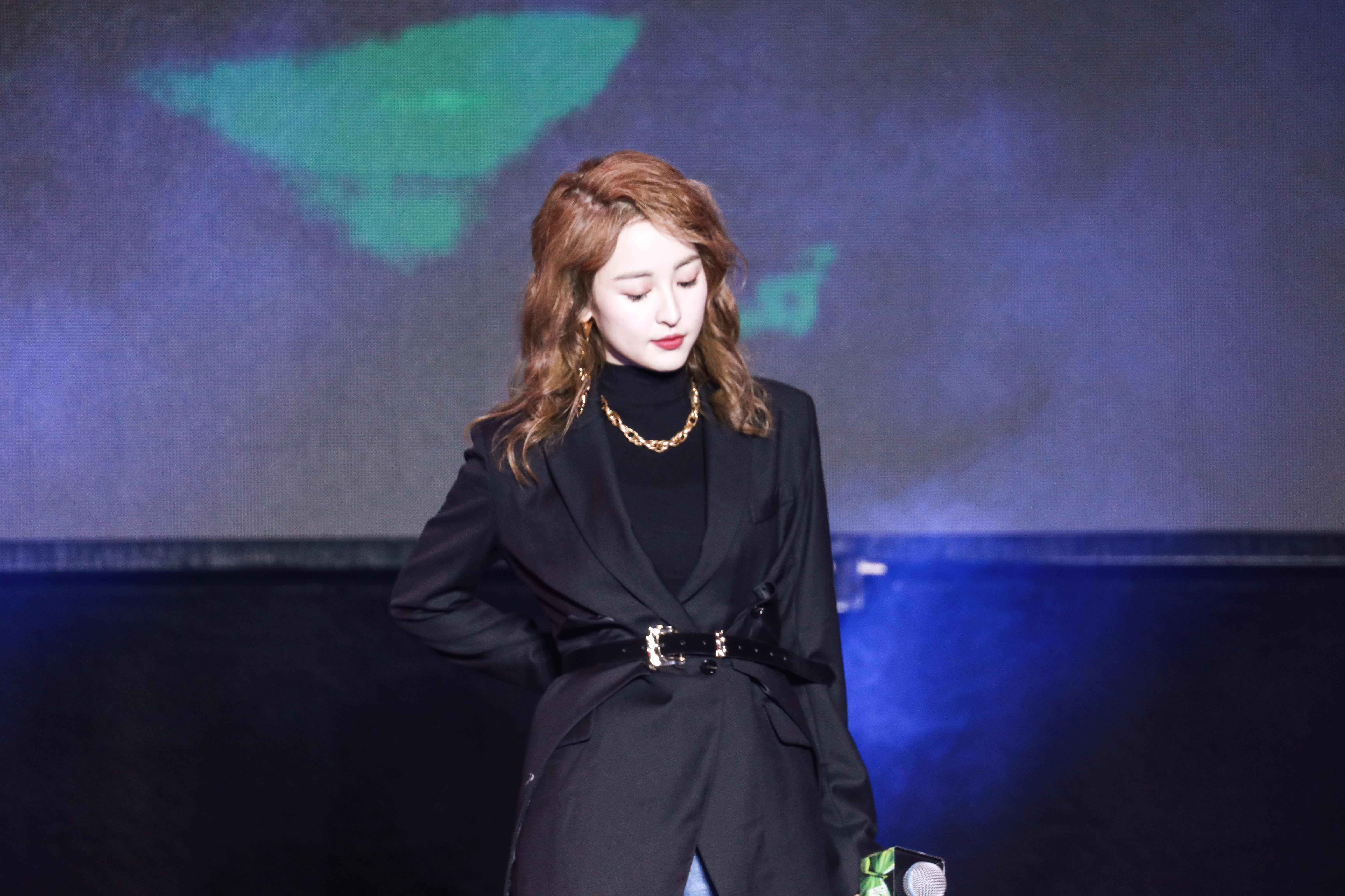 刘雪婧甜酷造型亮相上海时装周音乐不停歇唱响生活节