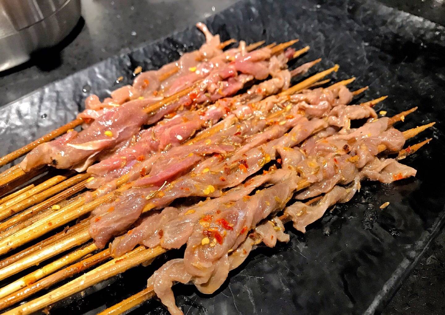 原创被王鸥带火的烧烤店,南宁"宵夜之王",签子围起来可绕地球五圈