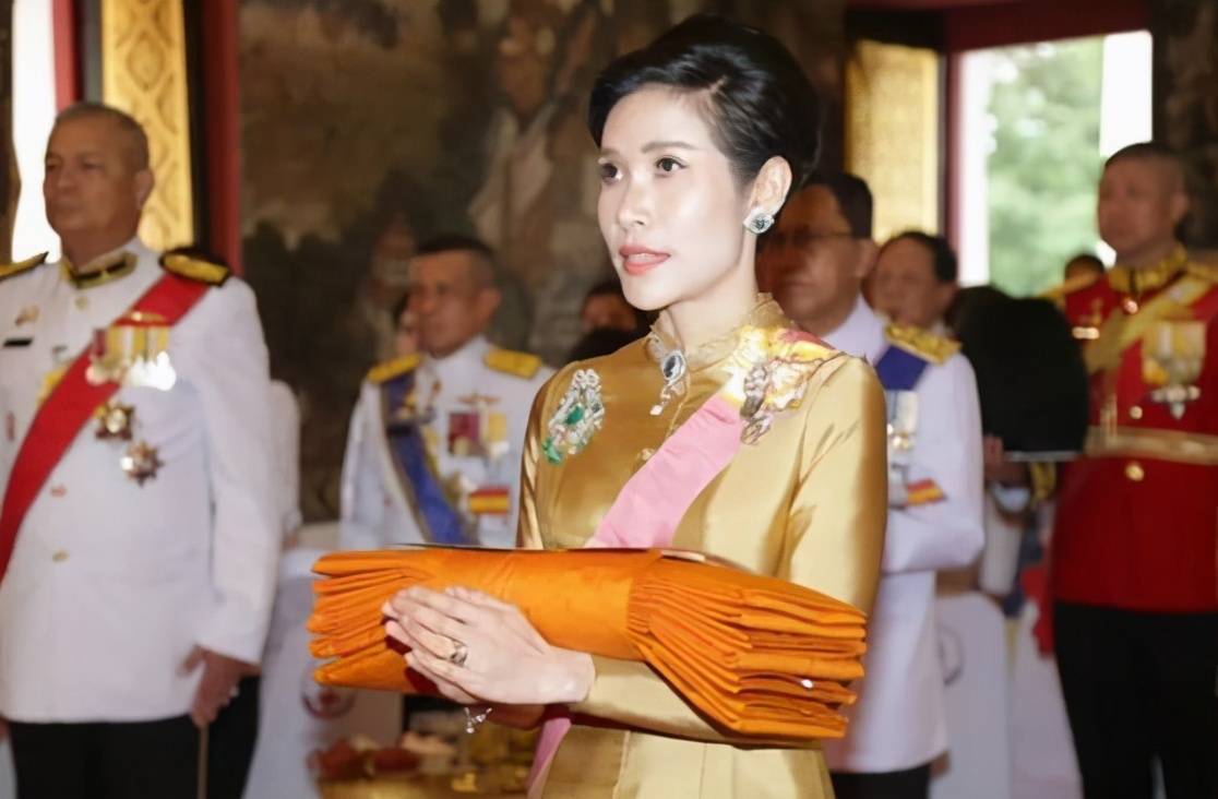 35岁诗妮娜惊艳四座,全套祖母绿雍容华贵,长辈的礼物意