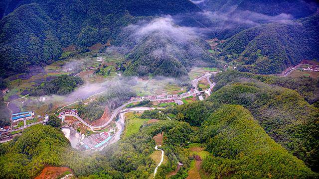 《秦巴烟雨润华坪》华坪镇尖山坪村