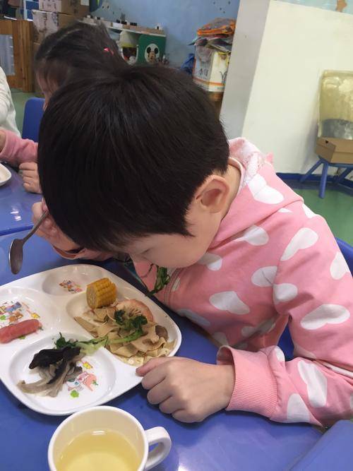 "没教养"的孩子吃饭通常会有这些表现,占一种也让人感觉到厌烦