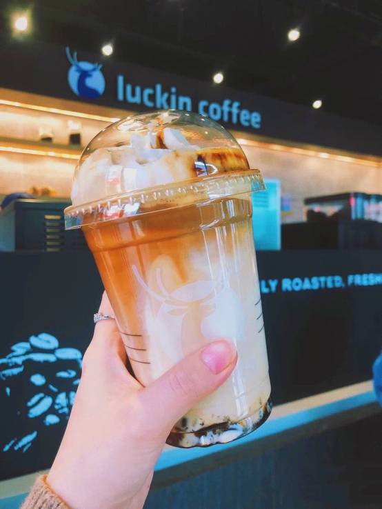 刷爆朋友圈的瑞幸"陨石厚乳拿铁",谁喝谁上头
