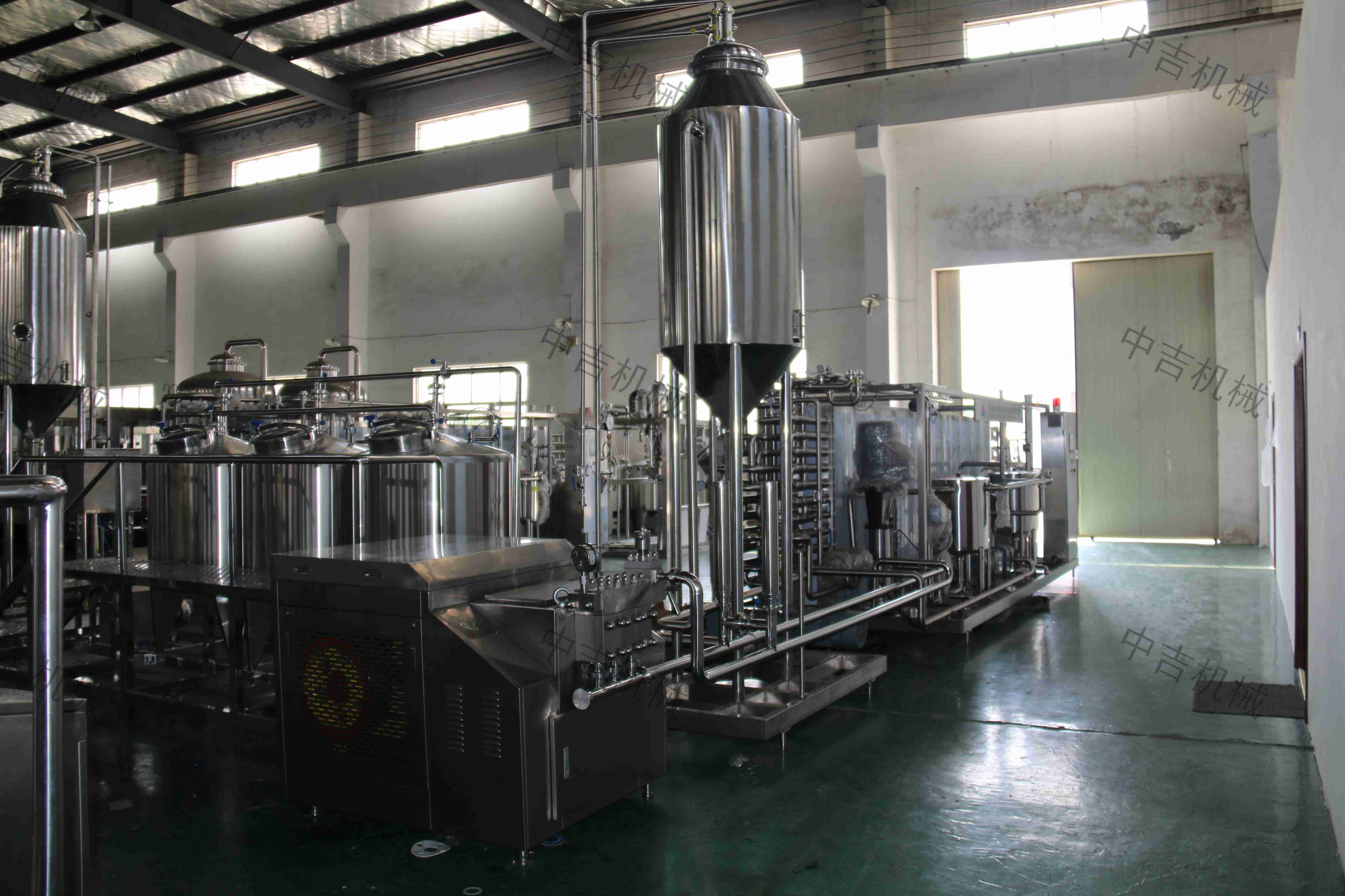 得到设定温度时才能重新灌装成饮品,另一方面,果汁,茶饮料连续生产