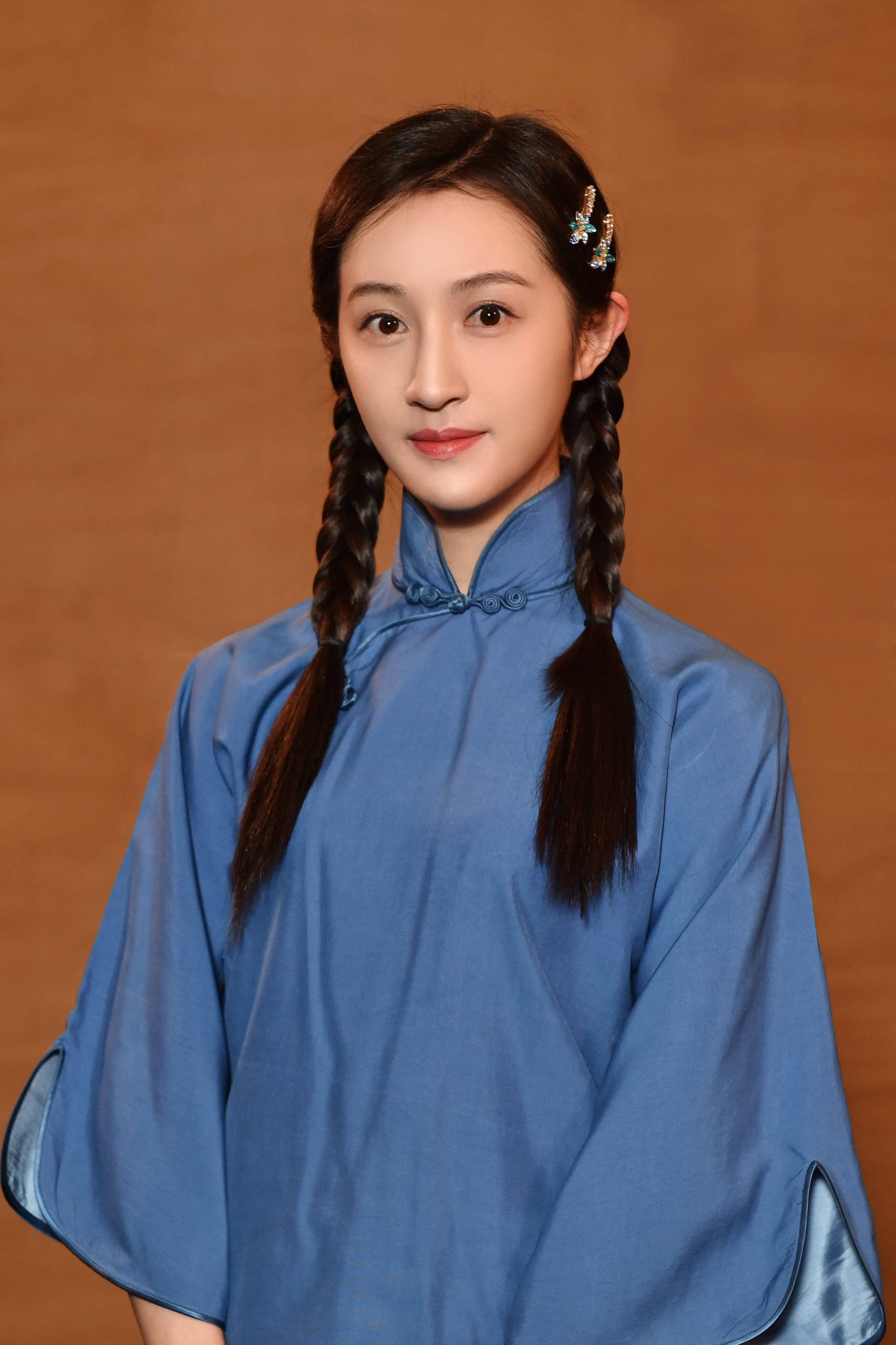 演员杨懿出演话剧《家》 挑战经典诠释新时代女性希望之光_手机搜狐网