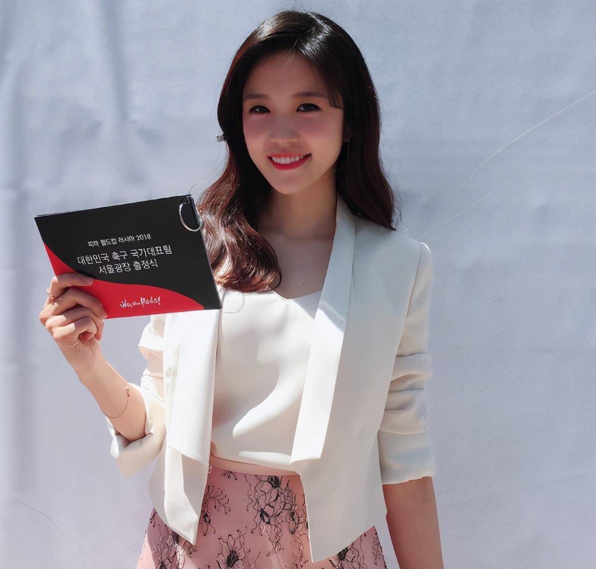 原创她在世界杯上回眸一笑,让她一夜爆红,最美"世足"如今长这样