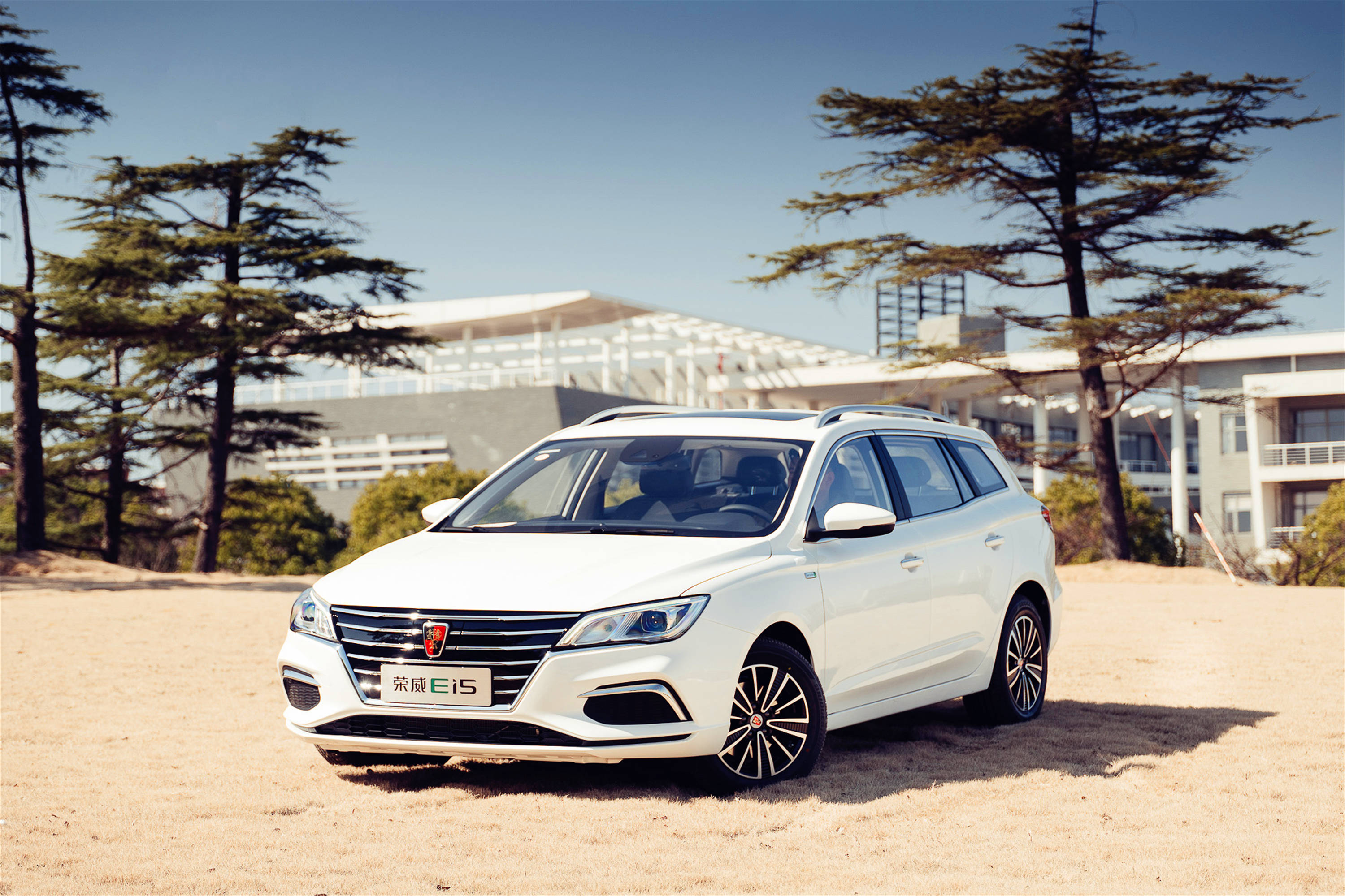 的外观,在空间方面比轿车强,在操控方面比suv强,在舒适性方面比mpv强