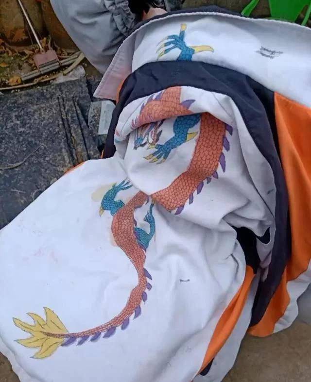 熊孩子把校服画成龙袍老师责令家长监督洗掉网友可惜了