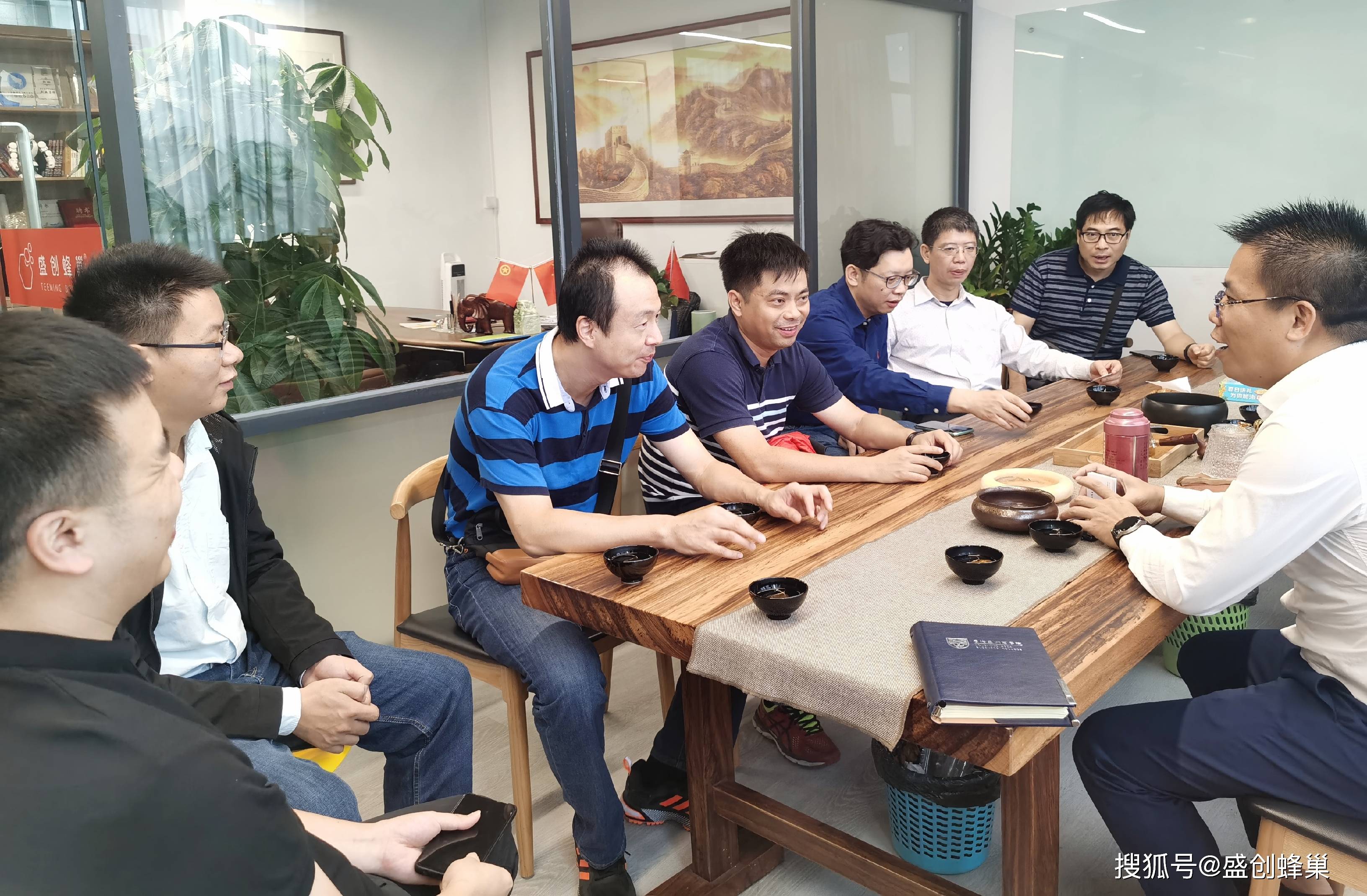 院长叶忠文,副院长刘越畅,侯跃恩,系主任曾锋与学工办主任罗海明一行6