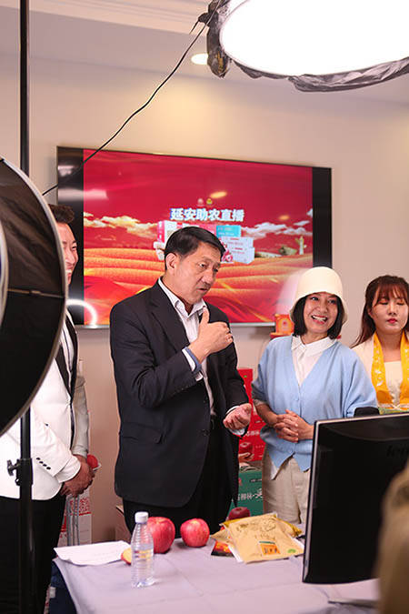 宝塔区区长王文忠直播柳林镇党委书记孙延文介绍,柳林镇建档立卡贫困