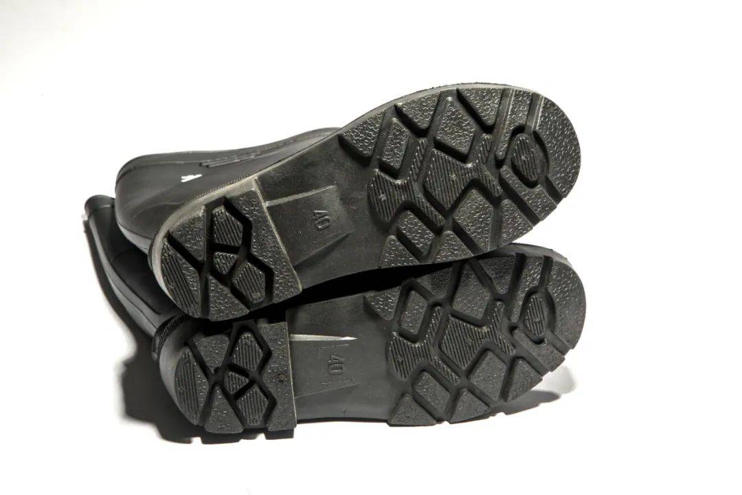 公安部制式橡胶警用雨靴vs钢头警用雨靴 各取所需保障一线执勤警员