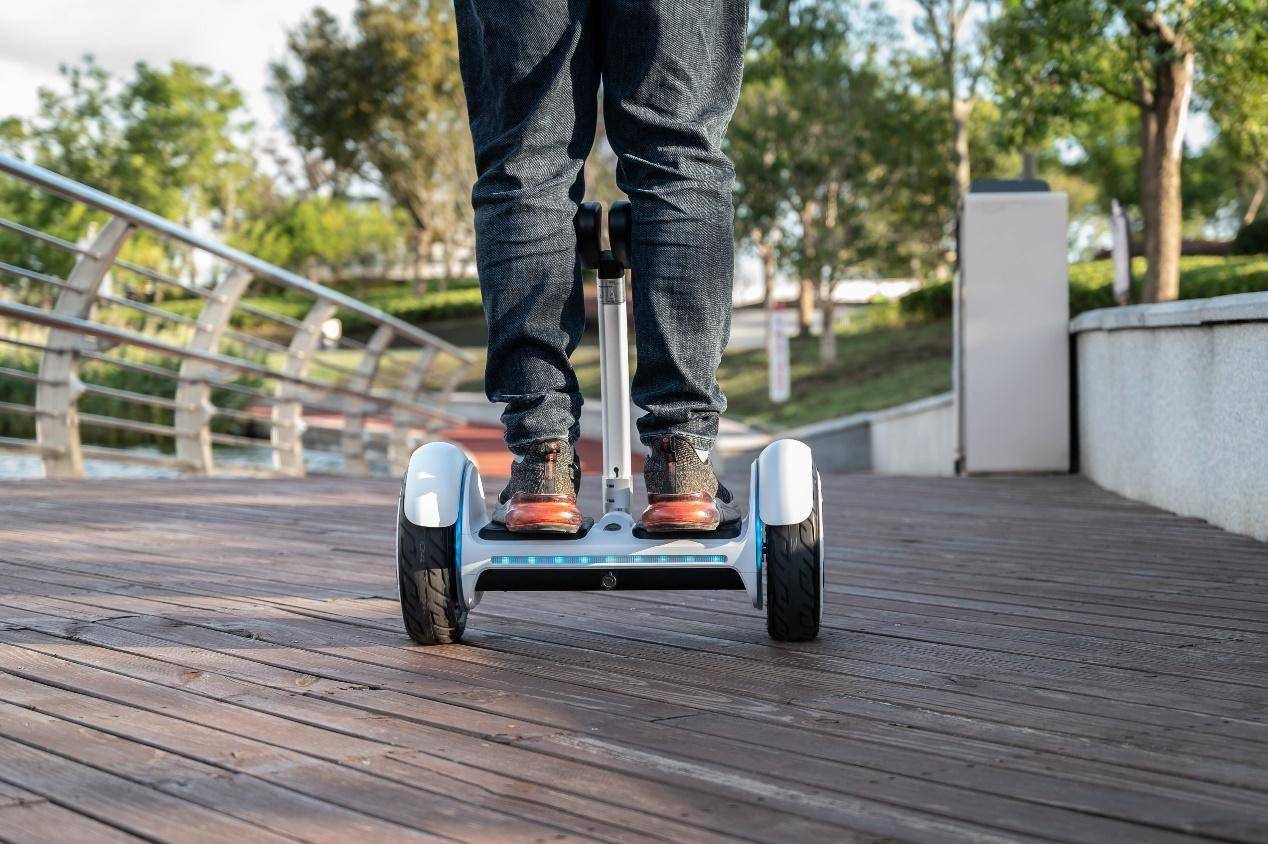 脚下生风,360度溜达利器,360平衡车p1上手试玩