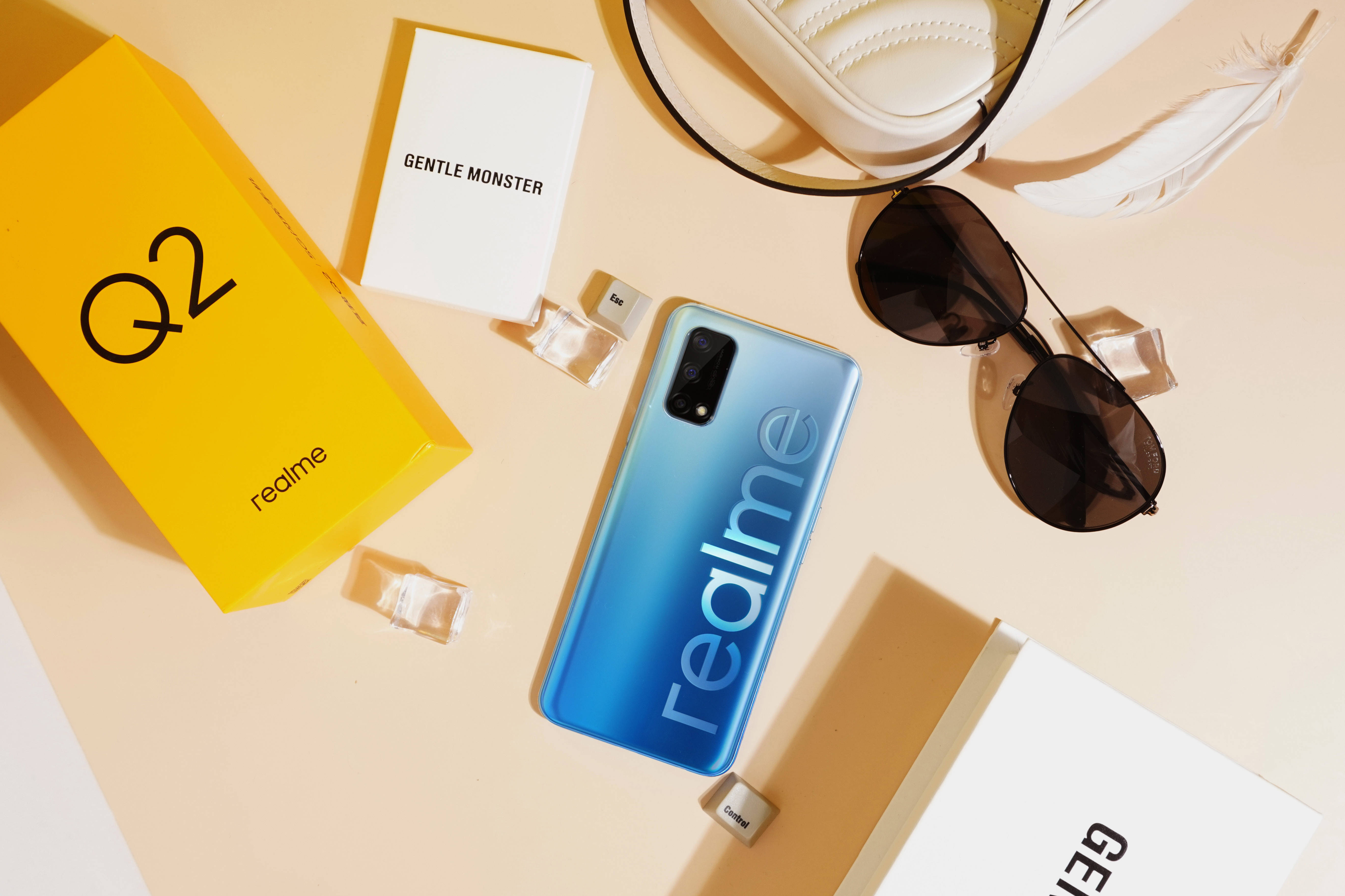 realme q2 真机图赏 这个冲浪蓝孩有点酷