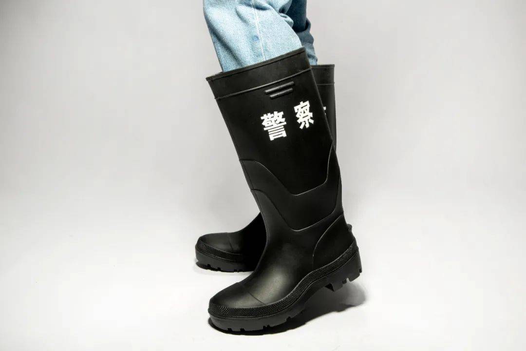公安部制式橡胶警用雨靴vs钢头警用雨靴 各取所需保障一线执勤警员