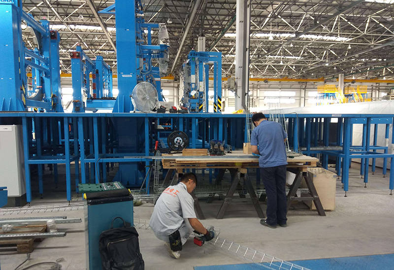 老周所在的厂子不大,电工班就两个人,平常也就检修检修机床线路,偶尔