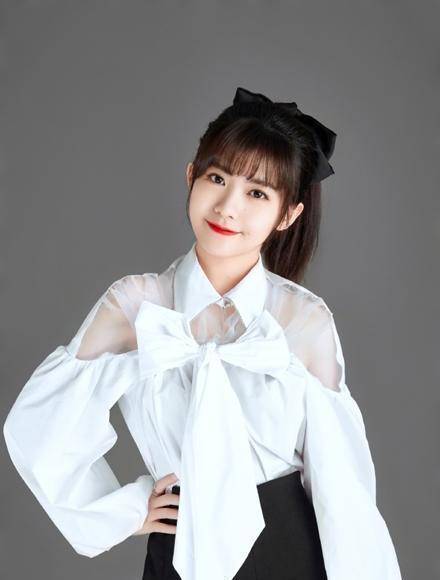 火箭少女最新写真:紫宁亮片黑西装超抢眼,吴宣仪赖美云魅力十足