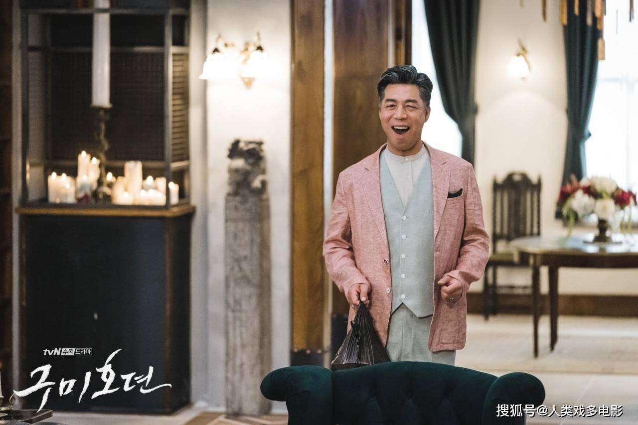 剧中的悬疑翁是三途川的守门人,更是个可可爱爱的妻管严,因为夺衣婆是