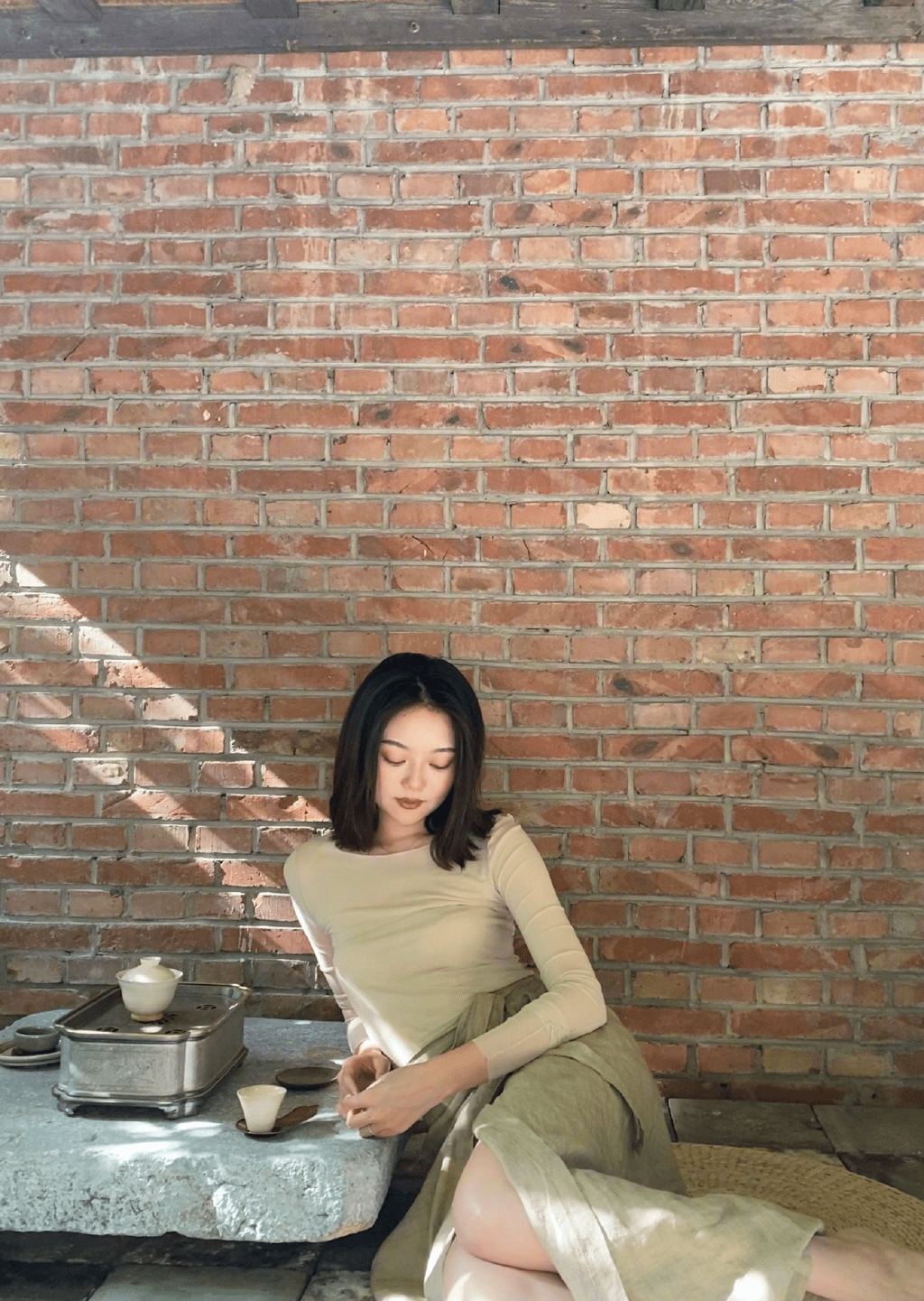 网红晚晚的腿真挺长的,躺在石头上的时候,感觉屏幕都快装不下了