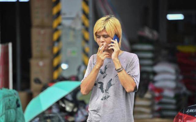 原创南宁罗志祥改行当网红后事业不振!被网友偶遇买二手手机