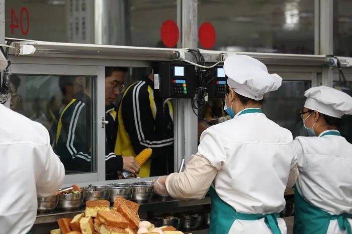 衡水二中学校餐厅切实做好饭菜保温工作