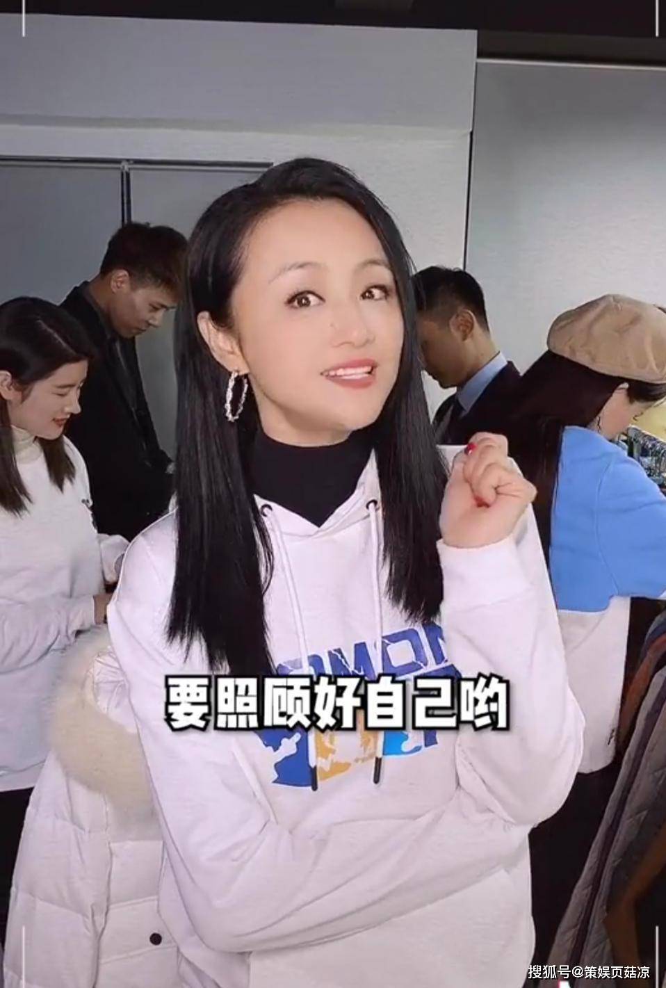 原创46岁曹颖罕见露面一双细腿瘦成竹竿下嫁王斑奋力直播养家