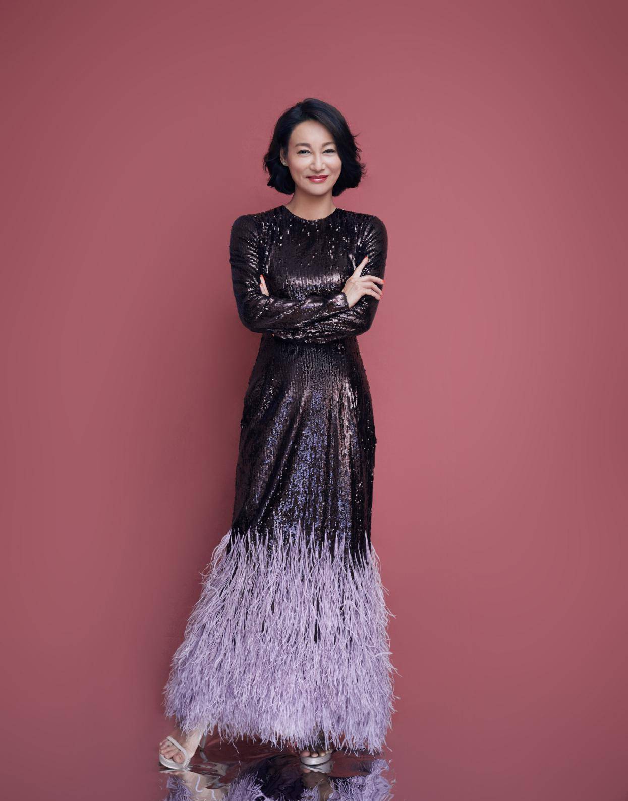 惠英红才是不老女神波波头配一字领亮片裙60岁依旧引领时尚