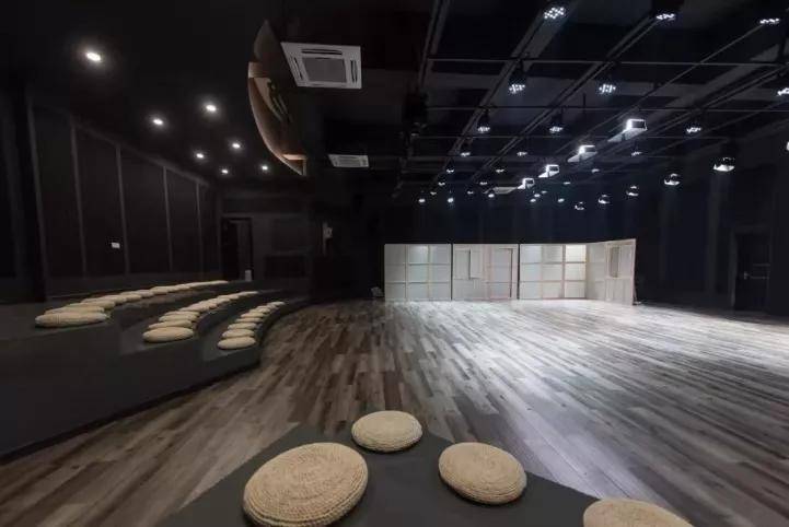 ▼黑匣子剧场▼国际艺术工坊▼学校环境▼学生食堂▼多功能阶梯教室▼