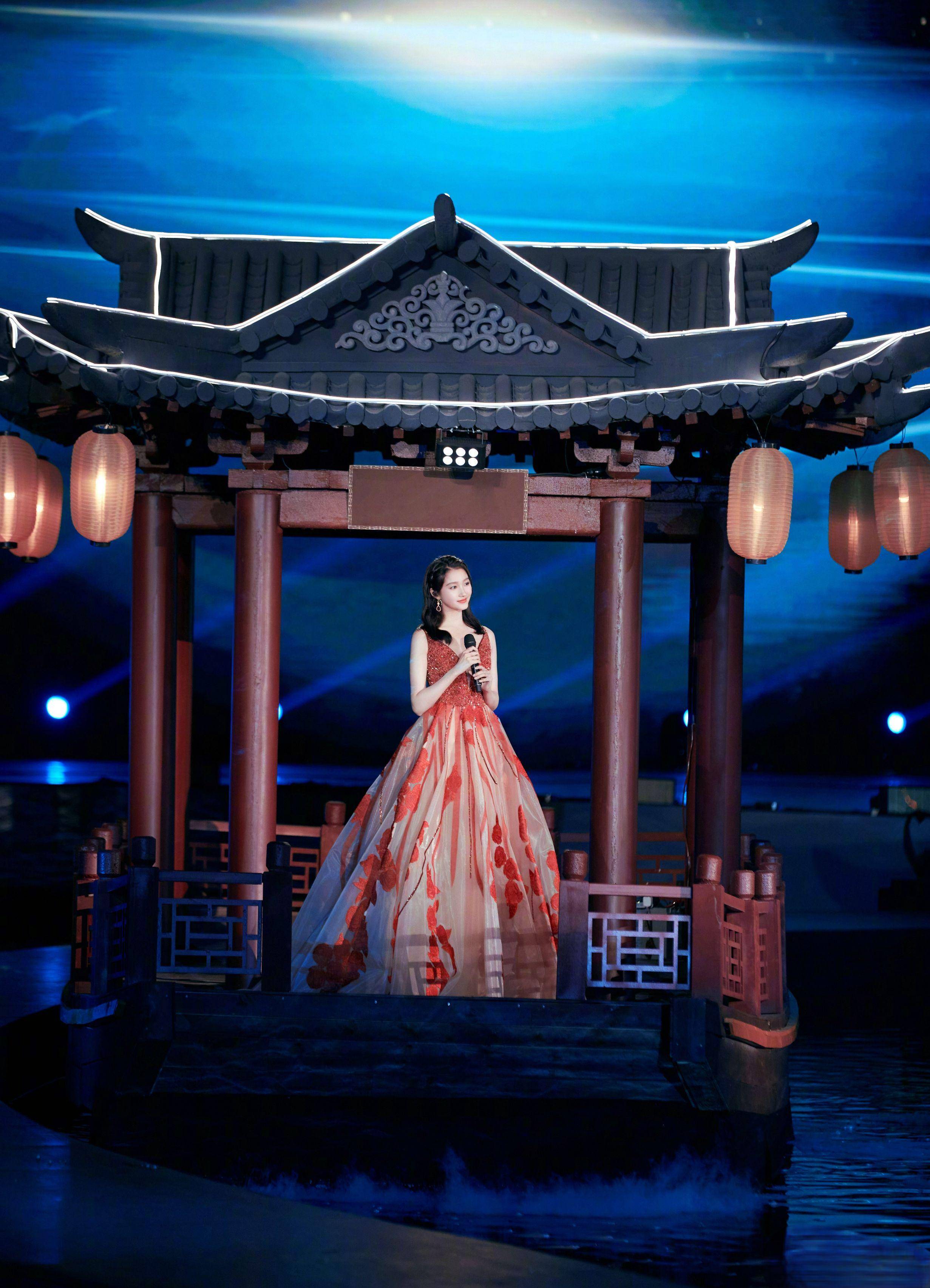 原创国民闺女关晓彤身穿藕荷色薄纱配红色刺绣气质夺目照人