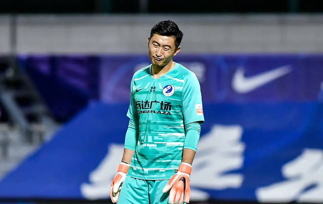 郑龙当队长,大连人4打1飞翼业余传球,张翀再现"下蛋"失误丢球