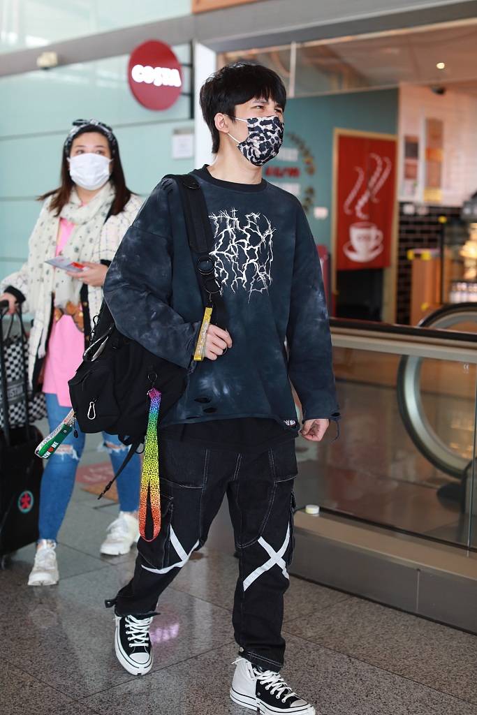 大张伟机场穿搭潮范儿十足与经纪人妻子低调甜蜜