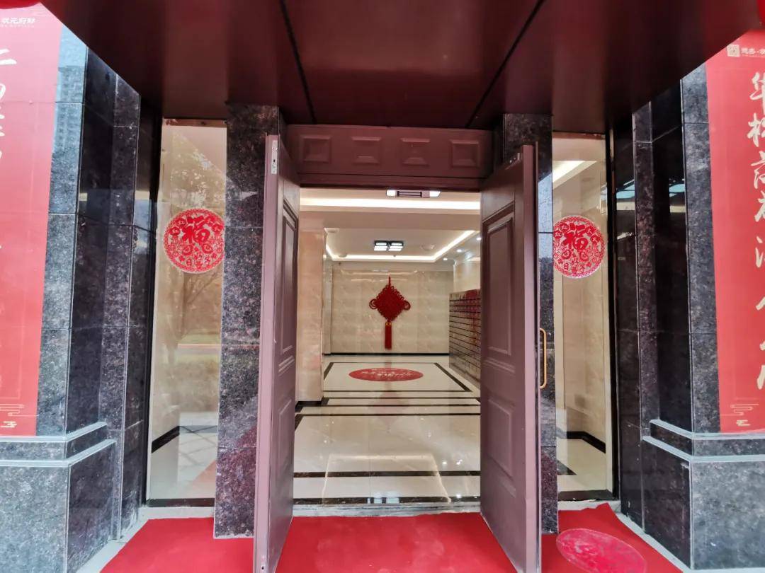 随后,进入小区楼栋,可见一楼入户大厅地面和墙面都用瓷砖铺好,已经