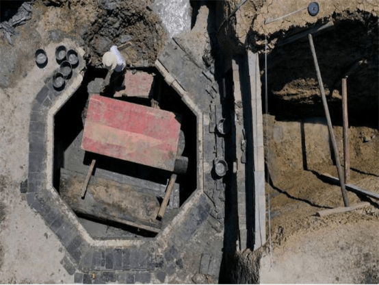 原创工人偶然挖到古墓群发现一个八角形墓室墓主身份成谜