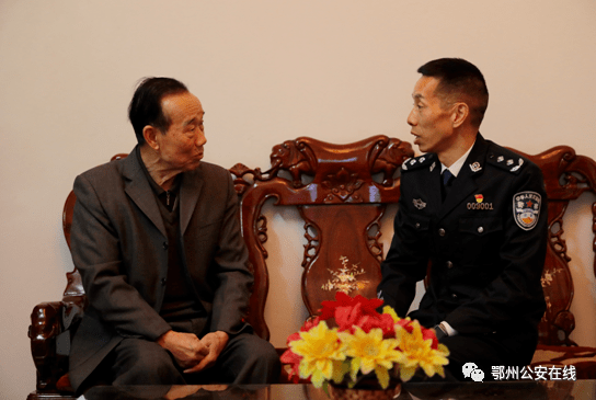 10月23日上午,在传统重阳佳节到来之际,鄂州市副市长,公安局长薛四清