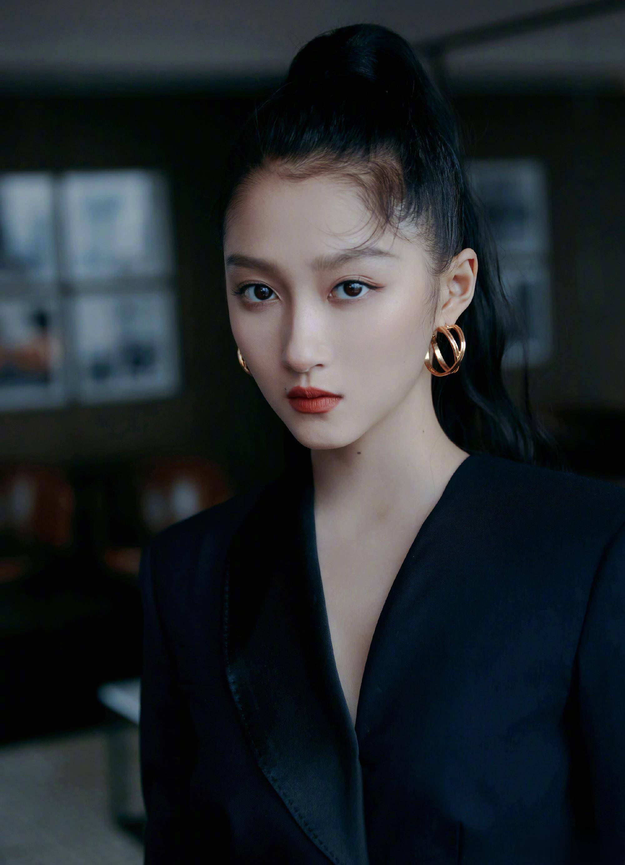 原创国民闺女关晓彤身穿藕荷色薄纱配红色刺绣气质夺目照人