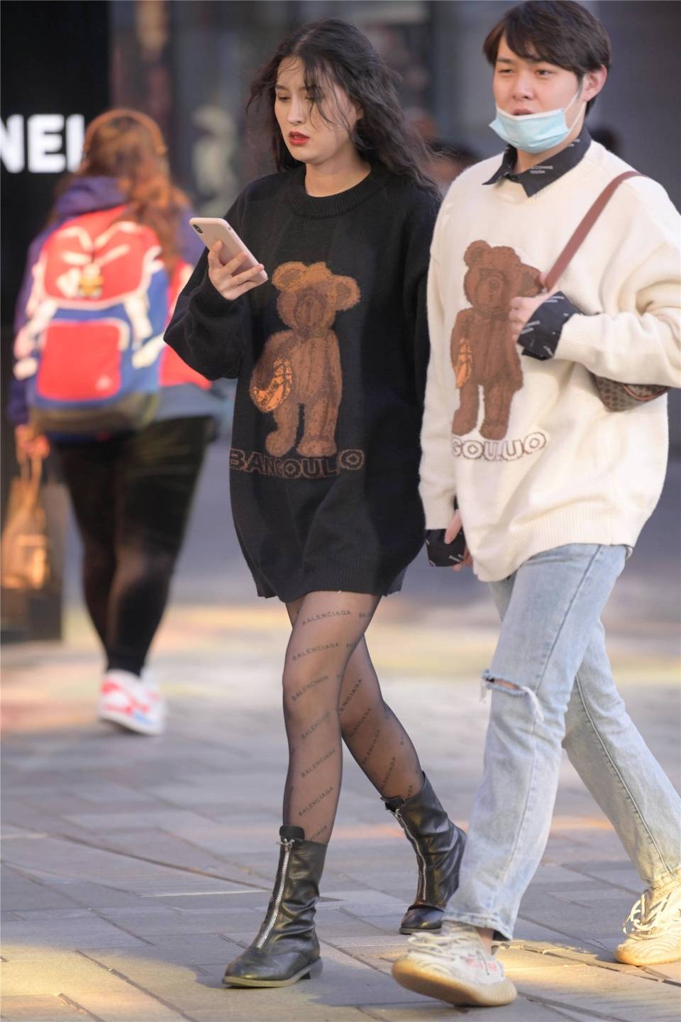 穿着黑色丝袜的女生,搭配高跟鞋还是平底鞋,其实也有讲究_手机搜狐网