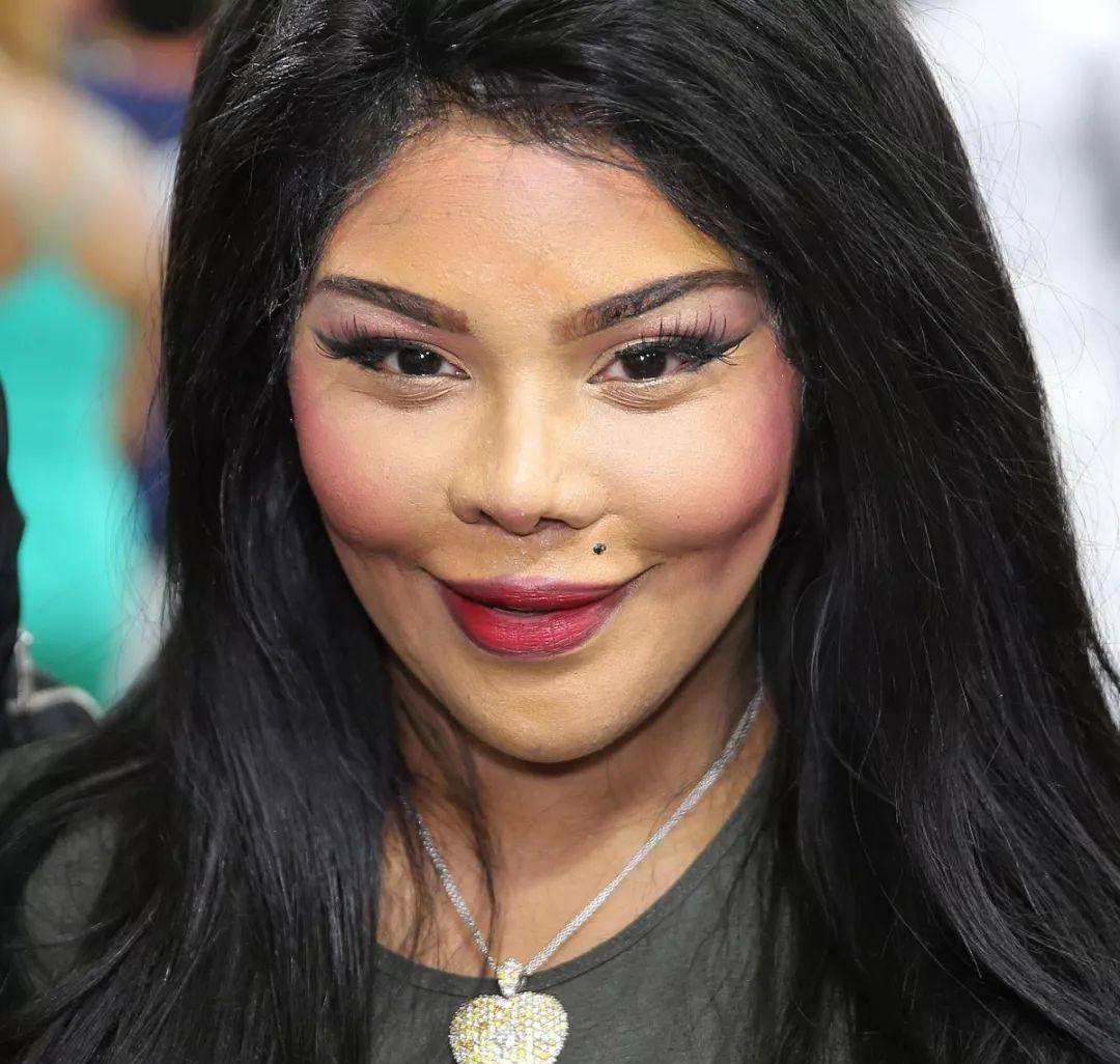 如今lil kim跟之前真的是完全不一样啊