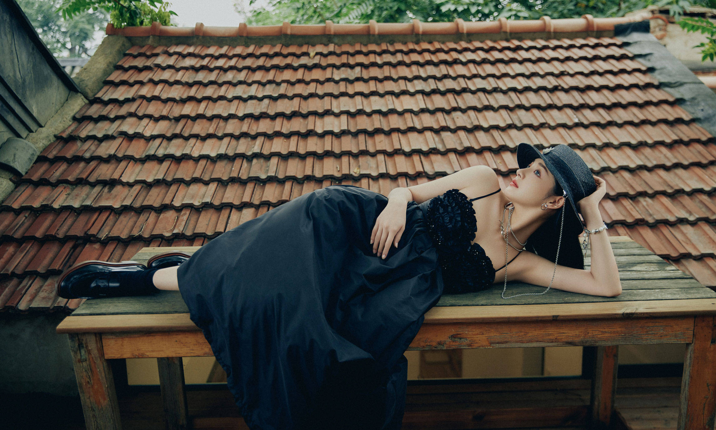 周洁琼气质也太好了,穿黑色吊带裙秀直角肩,配小礼帽又甜又酷