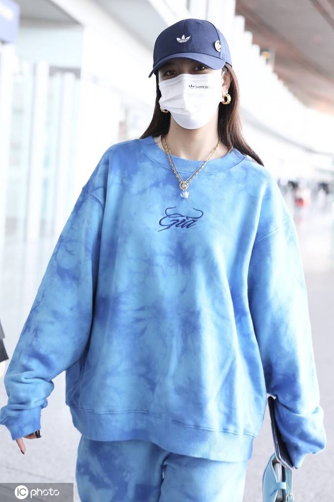 宋妍霏一袭湖蓝色卫衣,保暖又元气